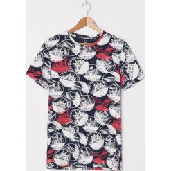 T-shirt z nadrukiem all over - Granatowy. Niebieskie t-shirty męskie House, s, z nadrukiem, bez kołnierzyka. W wyprzedaży za 39,99 zł.