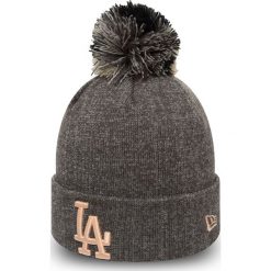 New Era - Czapka. Szare czapki damskie New Era, na zimę, bez wzorów, z dzianiny. W wyprzedaży za 99,90 zł.
