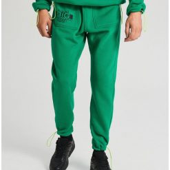 Dresowe joggery kolekcja HAKOBO x Zielony. Zielone spodnie męskie Cropp, s, bez wzorów, z dresówki. Za 89,99 zł.