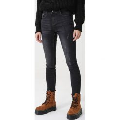 Czarne Jeansy Eraring. Czarne jeansy damskie Born2be, s, z podwyższonym stanem. Za 89,99 zł.
