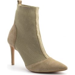 Beżowe letnie botki z tkaniny typu socks na wysokim obcasie 107F. Brązowe botki damskie na lato, z tkaniny, na wysokim obcasie, na szpilce, bez zapięcia. W wyprzedaży za 299,00 zł.