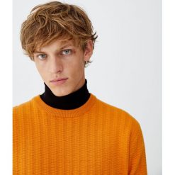 Dzianinowy sweter o wypukłej fakturze. Pomarańczowe swetry klasyczne męskie marki Pull&Bear, m, z dzianiny. Za 99,90 zł.