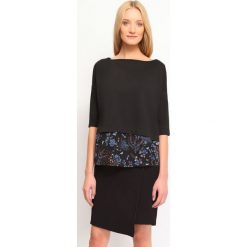 BLUZKA DŁUGI RĘKAW LUŹNA. Czarne bluzki damskie marki Top Secret, w kwiaty, z materiału, eleganckie, z długim rękawem. W wyprzedaży za 29,99 zł.