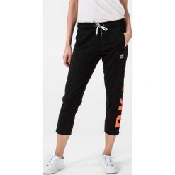 DKNY Spodnie dresowe Czarny. Czarne spodnie damskie DKNY, m, z bawełny. Za 312,95 zł.