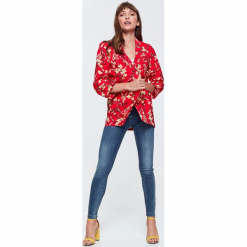 ŻAKIET DAMSKI, ELEGANCKI, W KWIATY, LUŹNY. Czerwone żakiety damskie Top Secret, w kwiaty, z tkaniny. W wyprzedaży za 69,99 zł.