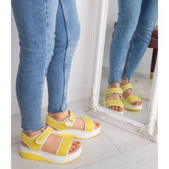 Sandałki damskie Bello Star B188 Żółte. Żółte sandały damskie BELLO STAR, bez wzorów, z tkaniny, sportowe, bez obcasa, bez zapięcia. Za 79,00 zł.