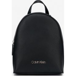 Calvin Klein Plecak Czarny. Czarne plecaki damskie Calvin Klein, bez wzorów, z materiału. Za 566,95 zł.