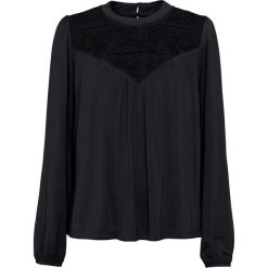 Shirt z koronką bonprix czarny. Czarne koszulki damskie bonprix, w koronkowe wzory, z koronki, bez kołnierzyka, bez rękawów. Za 79,99 zł.