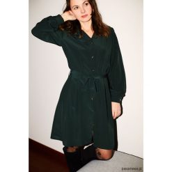 Jedwabna sukienka szmizjerka. Zielone sukienki damskie Pakamera, bez wzorów, z jedwabiu, bez kołnierzyka, bez rękawów, midi, szmizjerki. Za 650,00 zł.