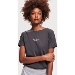T-shirt z minimalistycznym napisem - Jasny szar. Brązowe t-shirty damskie marki Reserved, xl, z napisami. Za 29,99 zł.
