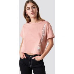 Champion Krótki top Crewneck - Pink. Różowe topy damskie marki Champion, z nadrukiem, z materiału, z okrągłym kołnierzem. Za 100,95 zł.