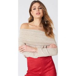 Swetry klasyczne damskie: NA-KD Trend Sweter z lekkiej dzianiny z odkrytymi ramionami – Beige