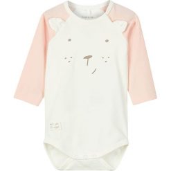 Body "Dajani" w kolorze kremowo-jasnoróżowym. Różowe body niemowlęce marki name it girls, bez wzorów, z bawełny, bez rękawów. W wyprzedaży za 32,95 zł.