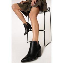 Czarne Matowe Botki Bernal. Czarne botki damskie Born2be, ze skóry, ze szpiczastym noskiem, bez obcasa, na obcasie, na zamek. Za 129,99 zł.