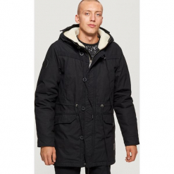 Zimowa parka z kapturem - Czarny. Czarne parki męskie Cropp, na zimę, l. Za 369,99 zł.