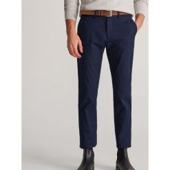Spodnie chino z paskiem - Granatowy. Niebieskie spodnie damskie Reserved, m, bez wzorów. W wyprzedaży za 99,99 zł.
