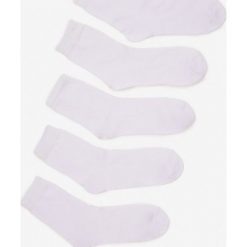 10-pack Białych Skarpetek Bundeena. Białe skarpetki męskie Born2be, bez wzorów. Za 29,99 zł.