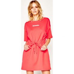 Sukienka codzienna Lacoste EF5761. Czerwone sukienki damskie Lacoste, na co dzień, bez wzorów, z bawełny, bez kołnierzyka, bez rękawów, proste. Za 579,00 zł.