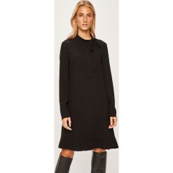 Red Valentino - Sukienka. Czarne sukienki damskie Red Valentino, na co dzień, m, bez wzorów, z poliesteru, eleganckie, z okrągłym kołnierzem, z długim rękawem, długie, mini, proste. W wyprzedaży za 1449,00 zł.
