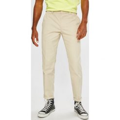 Tommy Jeans - Spodnie 90S. Białe spodnie męskie Tommy Jeans, na co dzień, s, z haftami, z bawełny, casualowe. W wyprzedaży za 199,90 zł.