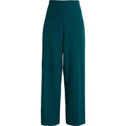 Gestuz TALA PANTS Spodnie materiałowe botanical garden. Zielone spodnie damskie marki Gestuz, bez wzorów, z elastanu. Za 589,00 zł.