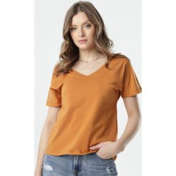 Jasnobrązowy T-shirt Wrafdiff. Bluzki damskie Born2be, s, bez wzorów, z dzianiny, bez kołnierzyka, z krótkim rękawem. Za 54,99 zł.