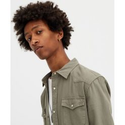 Koszula jeansowa w kowbojskim stylu. Szare koszule męskie Pull&Bear, m, bez wzorów, z jeansu, bez kołnierzyka, z długim rękawem, długie. Za 89,90 zł.