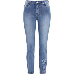 Cellbes Haftowane dżinsy ze strzeczem błękitny denim female niebieski 60. Niebieskie jeansy damskie Cellbes. Za 259,00 zł.