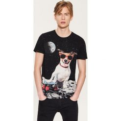T-shirt z kosmicznym psem - Czarny. Czarne t-shirty męskie House, l. Za 49,99 zł.