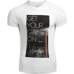 T-shirt męski TSM604 - BIAŁY - Outhorn. Białe koszulki męskie Outhorn, na zimę, m, bez wzorów, z bawełny, bez kołnierzyka. W wyprzedaży za 27,99 zł.