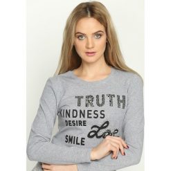 Szara Bluzka Truthful. Szare bluzki longsleeves marki Born2be, m, z nadrukiem, z okrągłym kołnierzem. Za 24,99 zł.