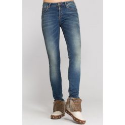 Niebieskie jeansy damskie z przetarciami. Niebieskie jeansy damskie Versace Collection. Za 467,60 zł.