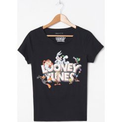 Koszulka z nadrukiem Looney Tunes - Czarny. Czarne koszulki damskie House, s, z nadrukiem, bez kołnierzyka, bez rękawów. Za 39,99 zł.