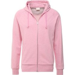 Knowledge Cotton Apparel HOOD GOTS Bluza rozpinana orchid pink. Czerwone kardigany męskie marki Knowledge Cotton Apparel, xxl, bez wzorów, z bawełny, bez kołnierzyka, bez rękawów, bez kaptura. Za 419,00 zł.