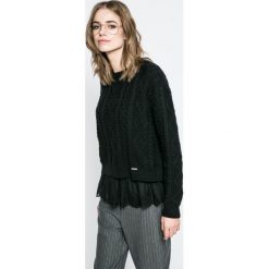 Guess Jeans - Sweter. Czarne bez kategorii Guess Jeans, s, z aplikacjami, z poliesteru, z okrągłym kołnierzem. W wyprzedaży za 239,90 zł.