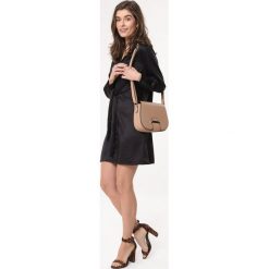 Czarna, połyskująca sukienka mini. Czarne sukienki damskie Born2be, na zimę, s, bez wzorów, eleganckie, z dekoltem w serek, z długim rękawem, długie, mini, koszulowe. Za 99,99 zł.