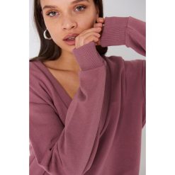 NA-KD Basic Bluza basic z dekoltem V - Pink. Różowe bluzy damskie marki NA-KD Basic, bez wzorów, z bawełny, bez rękawów, bez kaptura. W wyprzedaży za 50,47 zł.