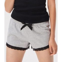 Piżamowe szorty z koronką - Jasny szary. Szare piżamy damskie Sinsay, xl, w koronkowe wzory, z koronki, bez rękawów. Za 14,99 zł.