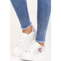 Biało-Różowe Trampki Go On. Różowe buty sportowe damskie Born2be, z aplikacjami, na sznurówki. Za 74,99 zł.