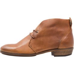 HUB CHUCKIE Ankle boot cognac/nat. Brązowe botki damskie marki HUB, ze skóry, bez obcasa, bez zapięcia. Za 479,00 zł.