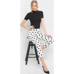 Cygaretki w grochy. Białe spodnie damskie Orsay, z haftami, z elastanu, eleganckie. Za 99,99 zł.