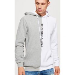 Bluzy męskie: Dwukolorowa bluza z napisem - Jasny szary