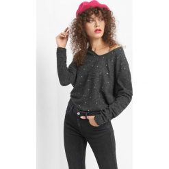 Koszulka z kryształkami. Szare t-shirty damskie Orsay, xs, z dzianiny, dekolt w kształcie v. Za 69,99 zł.