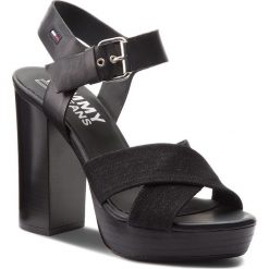 Sandały TOMMY JEANS - Denim Sandal High Heel EN0EN00105 Black 990. Czarne klapki damskie Tommy Jeans, bez wzorów, z jeansu, bez obcasa, na obcasie. W wyprzedaży za 329,00 zł.