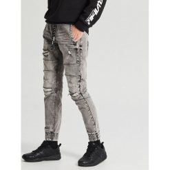 Jeansy jogger z przeszyciami - Jasny szary. Szare jeansy męskie Cropp, m, bez wzorów. Za 139,99 zł.