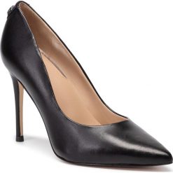 Szpilki GUESS - Belan 3 FL8BE3 LEA08 BLACK. Czarne półbuty damskie Guess, z aplikacjami, ze skóry ekologicznej, bez obcasa, na obcasie, bez zapięcia. W wyprzedaży za 379,00 zł.