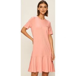 Tommy Hilfiger - Sukienka. Różowe sukienki damskie TOMMY HILFIGER, na co dzień, s, bez wzorów, z elastanu, casualowe, z okrągłym kołnierzem, z krótkim rękawem, krótkie, mini, rozkloszowane. W wyprzedaży za 389,90 zł.