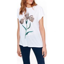 T-SHIRT DAMSKI Z CEKINAMI ORAZ HAFTEM. Białe t-shirty damskie marki Top Secret, z haftami, z dzianiny, eleganckie. W wyprzedaży za 29,99 zł.
