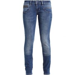 Freeman T. Porter Jeansy Slim Fit dark blue denim. Niebieskie rurki damskie Freeman T. Porter. W wyprzedaży za 209,50 zł.