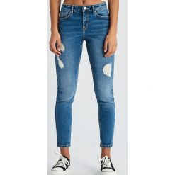 Spodnie slim fit - Niebieski. Niebieskie spodnie damskie Sinsay, z jeansu. Za 59,99 zł.